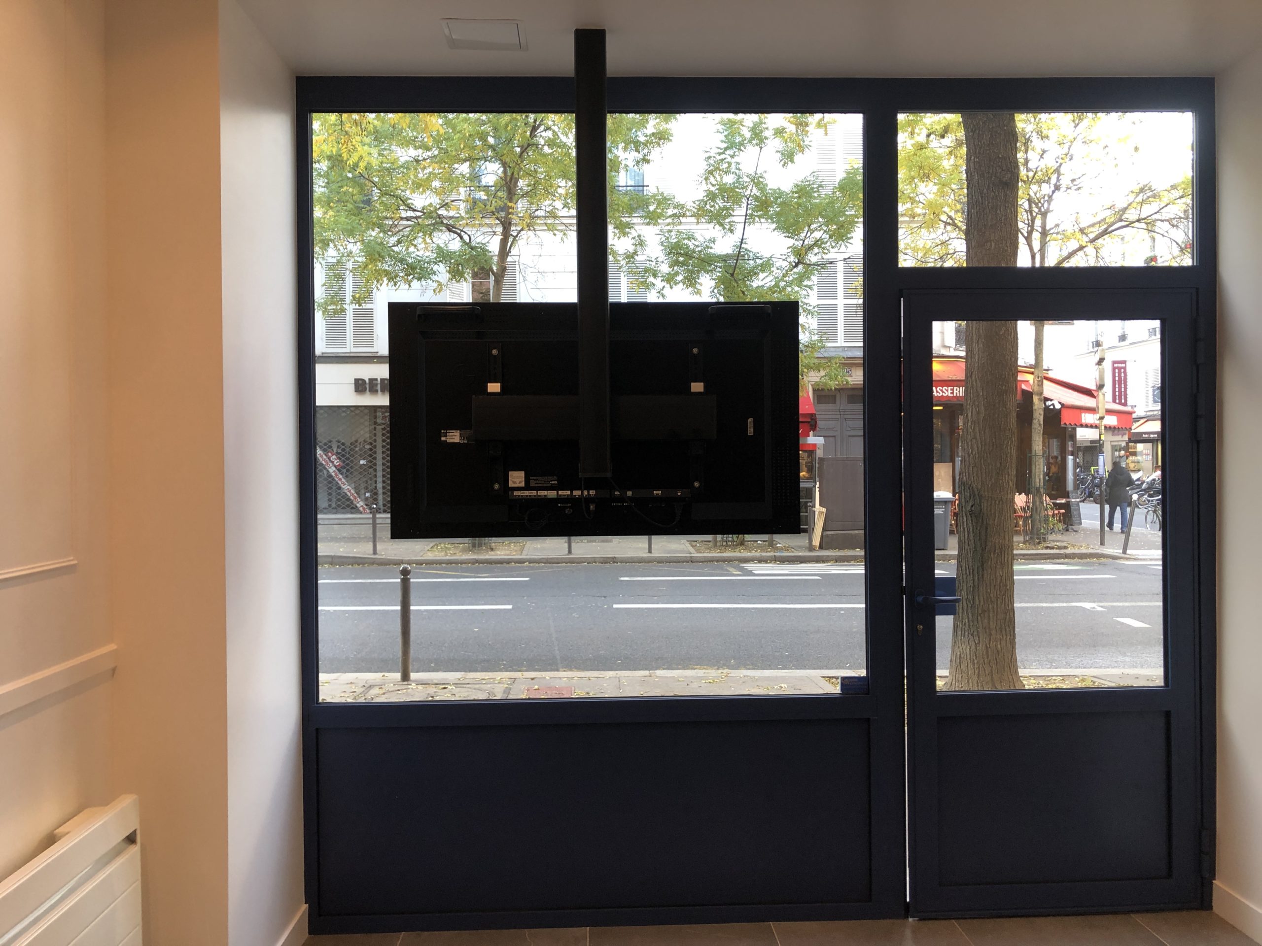 Fixation plafond écran LG 55"