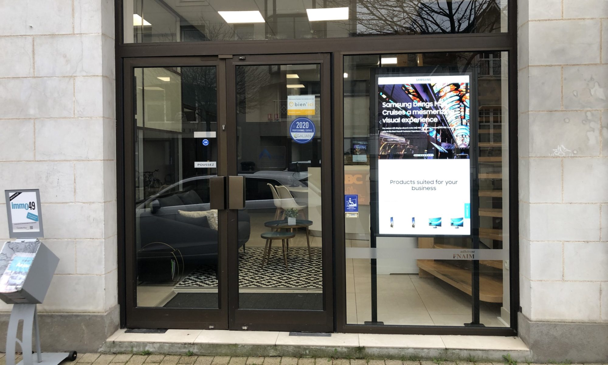 Installation écrans haute luminosité pour agence immobilière et point de vente Paris Picardie Visuel Intérieur