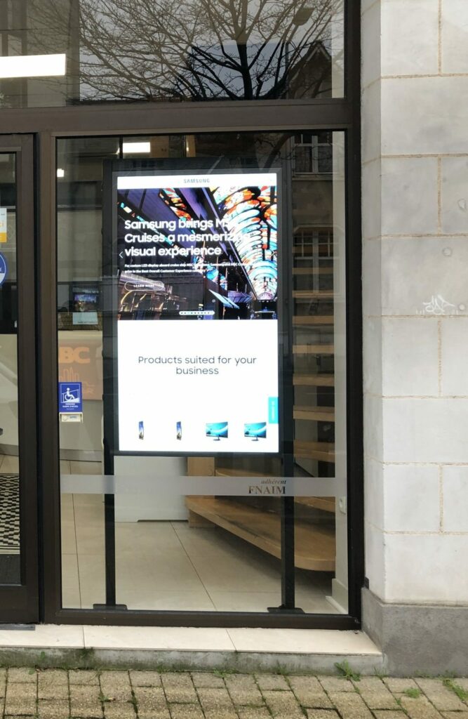 Installation écrans haute luminosité vitrine pour agence immobilière et point de vente Paris Picardie Visuel Intérieur