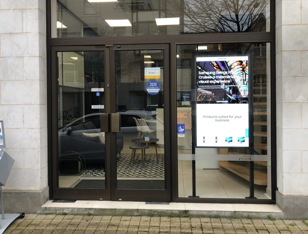 Installation écrans haute luminosité pour agence immobilière et point de vente Paris Picardie Visuel Intérieur