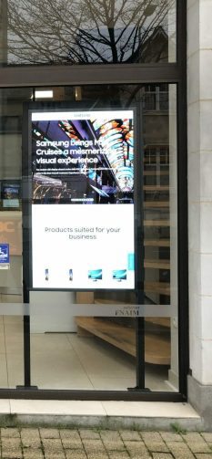 Installation écrans haute luminosité vitrine pour agence immobilière et point de vente Paris Picardie Visuel Intérieur