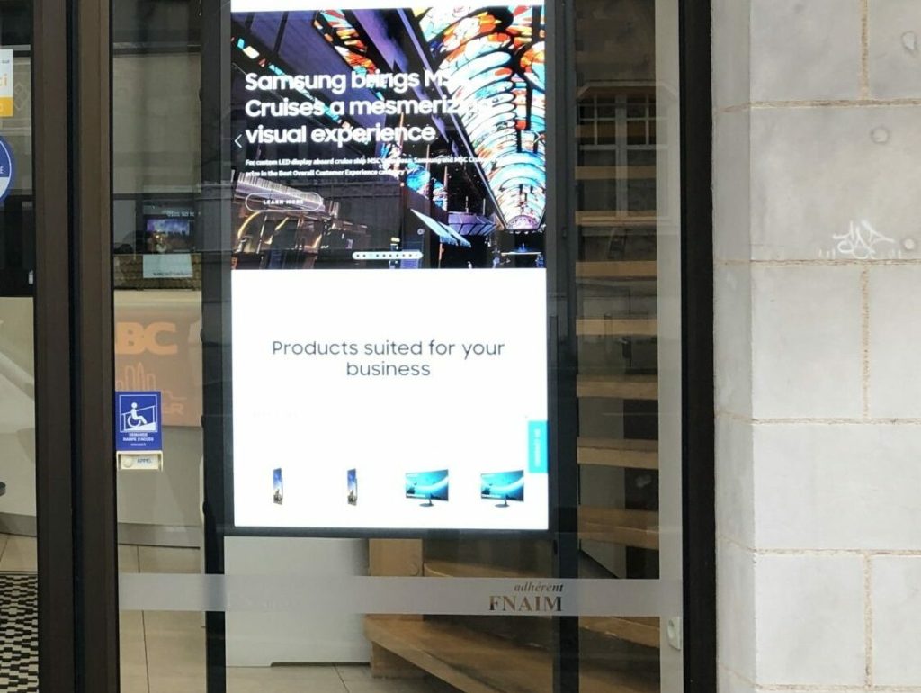 Installation écrans haute luminosité vitrine pour agence immobilière et point de vente Paris Picardie Visuel Intérieur