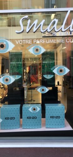 Poseur de Plv vitrine